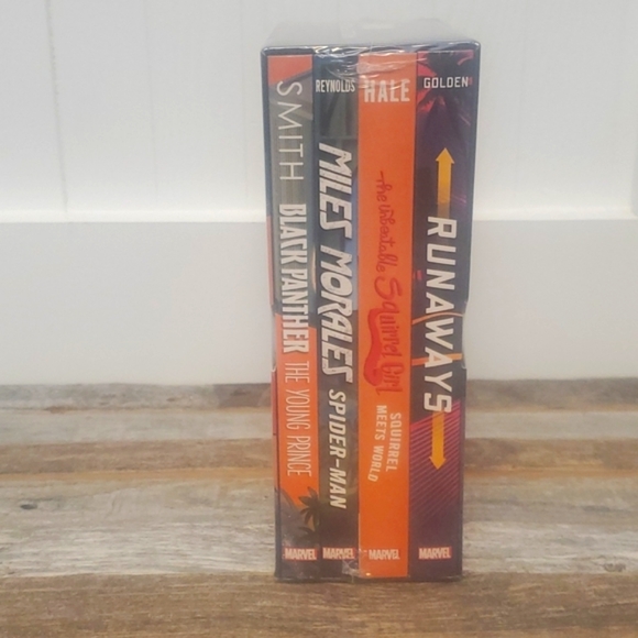 NEW Marvel hero chapter book set - Picture 2 of 5